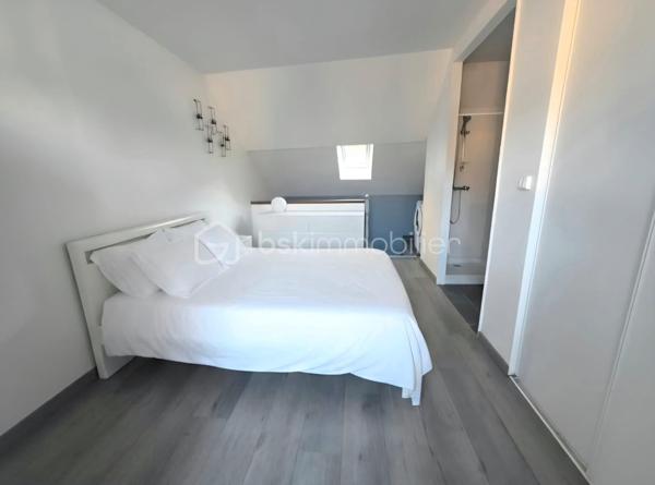 Rare sur le secteur ! Produit de qualité, en parfait état.

À Château-Renault, en coeur de ville et à proximité immédiate de toutes les commodités, découvrez cette maison individuelle de 34,5 m² habitables (38 m² au sol), fonctionnelle, lumineuse et parfaitement entretenue.

Vous serez séduits par sa belle pièce de vie lumineuse, avec un espace salon confortable et grand canapé, ainsi que par sa cuisine aménagée et équipée : plaque de cuisson, hotte, four, micro-ondes et réfrigérateur.

À l’étage, vous découvrirez une grande chambre avec placards, une salle d’eau et un WC indépendant.

La maison est vendue entièrement meublée et équipée. En parfait état, elle ne nécessite aucun travaux : vous posez vos valises immédiatement.

Une cave saine en sous-sol, accessible directement depuis la maison, complète le bien.

Un bien idéal pour une première acquisition, un pied-à-terre ou un investissement locatif. Son état irréprochable et son aménagement complet permettent de l’habiter immédiatement ou d’envisager un projet de location meublée, sous réserve de la réglementation applicable.

****************************************************************