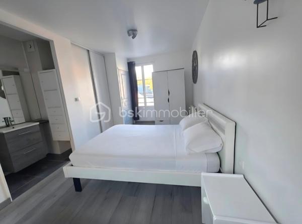 Rare sur le secteur ! Produit de qualité, en parfait état.

À Château-Renault, en coeur de ville et à proximité immédiate de toutes les commodités, découvrez cette maison individuelle de 34,5 m² habitables (38 m² au sol), fonctionnelle, lumineuse et parfaitement entretenue.

Vous serez séduits par sa belle pièce de vie lumineuse, avec un espace salon confortable et grand canapé, ainsi que par sa cuisine aménagée et équipée : plaque de cuisson, hotte, four, micro-ondes et réfrigérateur.

À l’étage, vous découvrirez une grande chambre avec placards, une salle d’eau et un WC indépendant.

La maison est vendue entièrement meublée et équipée. En parfait état, elle ne nécessite aucun travaux : vous posez vos valises immédiatement.

Une cave saine en sous-sol, accessible directement depuis la maison, complète le bien.

Un bien idéal pour une première acquisition, un pied-à-terre ou un investissement locatif. Son état irréprochable et son aménagement complet permettent de l’habiter immédiatement ou d’envisager un projet de location meublée, sous réserve de la réglementation applicable.

****************************************************************