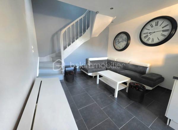 Rare sur le secteur ! Produit de qualité, en parfait état.

À Château-Renault, en coeur de ville et à proximité immédiate de toutes les commodités, découvrez cette maison individuelle de 34,5 m² habitables (38 m² au sol), fonctionnelle, lumineuse et parfaitement entretenue.

Vous serez séduits par sa belle pièce de vie lumineuse, avec un espace salon confortable et grand canapé, ainsi que par sa cuisine aménagée et équipée : plaque de cuisson, hotte, four, micro-ondes et réfrigérateur.

À l’étage, vous découvrirez une grande chambre avec placards, une salle d’eau et un WC indépendant.

La maison est vendue entièrement meublée et équipée. En parfait état, elle ne nécessite aucun travaux : vous posez vos valises immédiatement.

Une cave saine en sous-sol, accessible directement depuis la maison, complète le bien.

Un bien idéal pour une première acquisition, un pied-à-terre ou un investissement locatif. Son état irréprochable et son aménagement complet permettent de l’habiter immédiatement ou d’envisager un projet de location meublée, sous réserve de la réglementation applicable.

****************************************************************