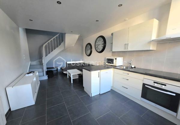 Rare sur le secteur ! Produit de qualité, en parfait état.

À Château-Renault, en coeur de ville et à proximité immédiate de toutes les commodités, découvrez cette maison individuelle de 34,5 m² habitables (38 m² au sol), fonctionnelle, lumineuse et parfaitement entretenue.

Vous serez séduits par sa belle pièce de vie lumineuse, avec un espace salon confortable et grand canapé, ainsi que par sa cuisine aménagée et équipée : plaque de cuisson, hotte, four, micro-ondes et réfrigérateur.

À l’étage, vous découvrirez une grande chambre avec placards, une salle d’eau et un WC indépendant.

La maison est vendue entièrement meublée et équipée. En parfait état, elle ne nécessite aucun travaux : vous posez vos valises immédiatement.

Une cave saine en sous-sol, accessible directement depuis la maison, complète le bien.

Un bien idéal pour une première acquisition, un pied-à-terre ou un investissement locatif. Son état irréprochable et son aménagement complet permettent de l’habiter immédiatement ou d’envisager un projet de location meublée, sous réserve de la réglementation applicable.

****************************************************************