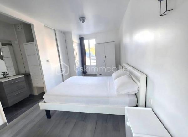 Rare sur le secteur ! Produit de qualité, en parfait état.

À Château-Renault, en coeur de ville et à proximité immédiate de toutes les commodités, découvrez cette maison individuelle de 34,5 m² habitables (38 m² au sol), fonctionnelle, lumineuse et parfaitement entretenue.

Vous serez séduits par sa belle pièce de vie lumineuse, avec un espace salon confortable et grand canapé, ainsi que par sa cuisine aménagée et équipée : plaque de cuisson, hotte, four, micro-ondes et réfrigérateur.

À l’étage, vous découvrirez une grande chambre avec placards, une salle d’eau et un WC indépendant.

La maison est vendue entièrement meublée et équipée. En parfait état, elle ne nécessite aucun travaux : vous posez vos valises immédiatement.

Une cave saine en sous-sol, accessible directement depuis la maison, complète le bien.

Un bien idéal pour une première acquisition, un pied-à-terre ou un investissement locatif. Son état irréprochable et son aménagement complet permettent de l’habiter immédiatement ou d’envisager un projet de location meublée, sous réserve de la réglementation applicable.

****************************************************************
