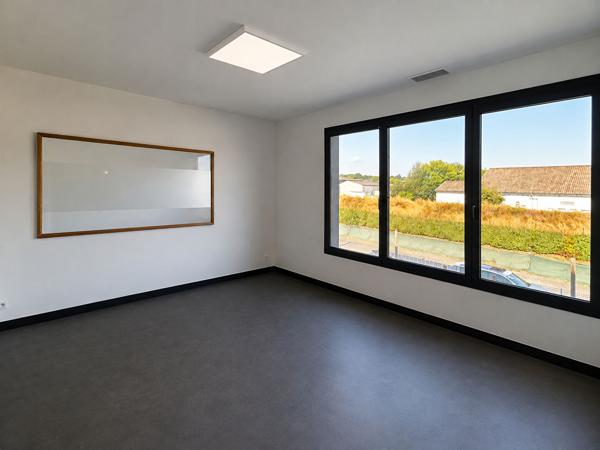 À LOUER ENSEMBLE PROFESSIONNEL DE 6 BUREAUX DE 204 M² SECTEUR CAVIGNAC , Cavignac