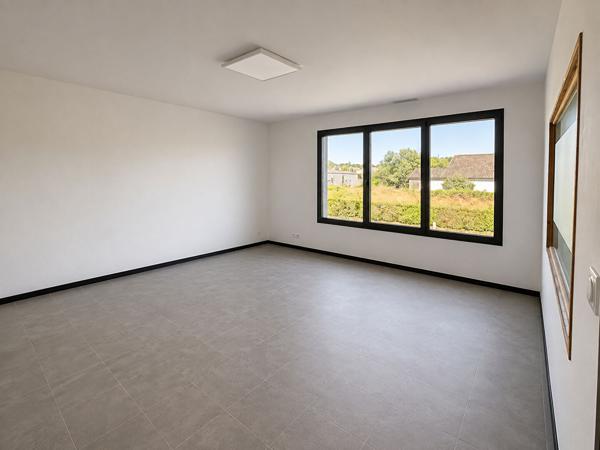 À LOUER ENSEMBLE PROFESSIONNEL DE 6 BUREAUX DE 204 M² SECTEUR CAVIGNAC , Cavignac