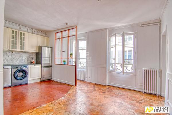 Versailles Notre-Dame Appartement 3 pièces de 54 m² situé au 2ème étage avec cave €445 000 ** - Référence 25450