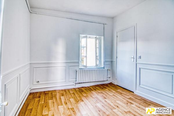 Versailles Notre-Dame Appartement 3 pièces de 54 m² situé au 2ème étage avec cave €445 000 ** - Référence 25450