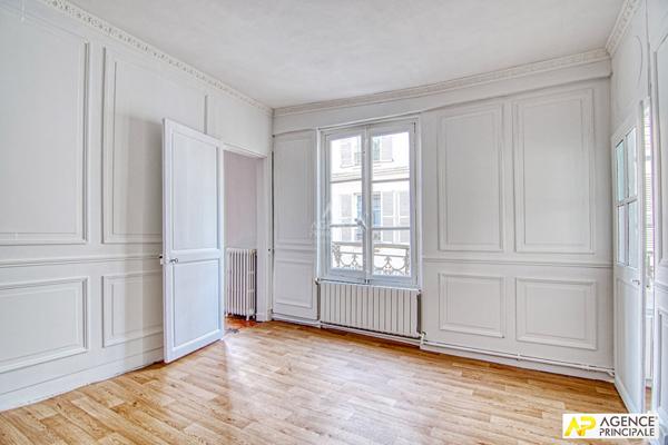 Versailles Notre-Dame Appartement 3 pièces de 54 m² situé au 2ème étage avec cave €445 000 ** - Référence 25450