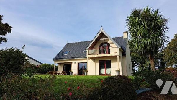 Idéalement  située  sur la commune , cette agréable  maison  construite en 2009  comprend  :
-...