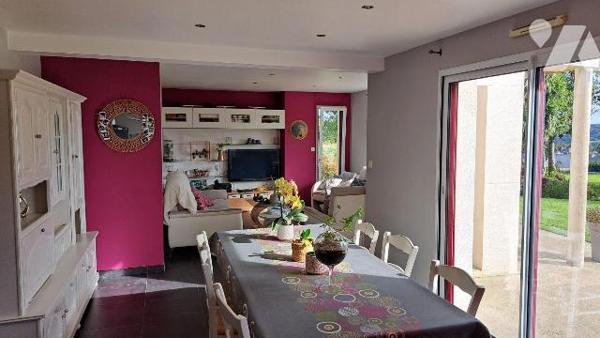 Idéalement  située  sur la commune , cette agréable  maison  construite en 2009  comprend  :
-...