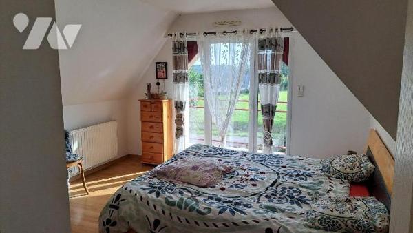 Idéalement  située  sur la commune , cette agréable  maison  construite en 2009  comprend  :
-...