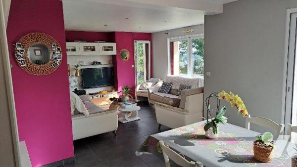 Idéalement  située  sur la commune , cette agréable  maison  construite en 2009  comprend  :
-...