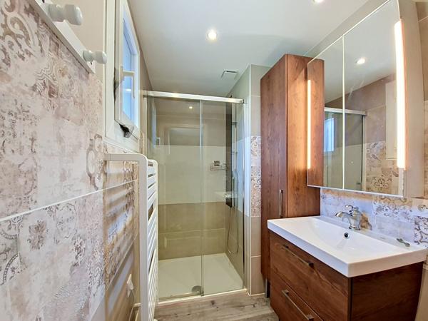 Maison 178 m² comprenant un T2 sur une parcelle de 630 m² DPE A