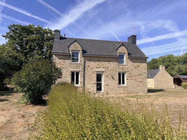 Location meublée : Vaste maison en pierre de 131 m2 avec jardin aux portes de Questembert