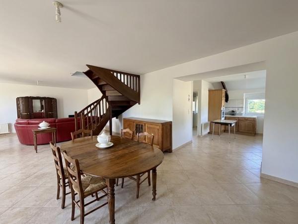 Location meublée : Vaste maison en pierre de 131 m2 avec jardin aux portes de Questembert