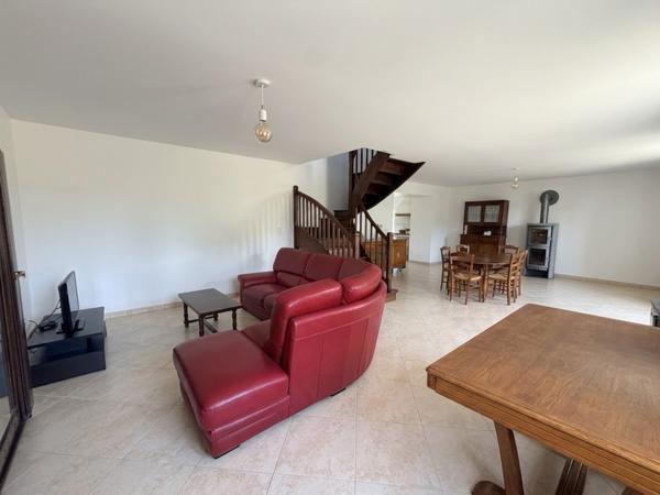 Location meublée : Vaste maison en pierre de 131 m2 avec jardin aux portes de Questembert