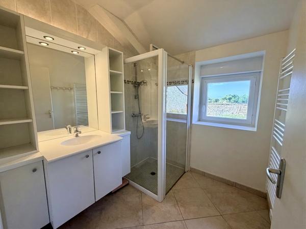 Location meublée : Vaste maison en pierre de 131 m2 avec jardin aux portes de Questembert