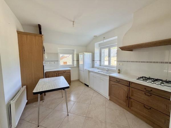 Location meublée : Vaste maison en pierre de 131 m2 avec jardin aux portes de Questembert