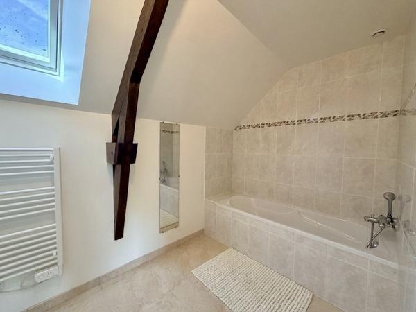 Location meublée : Vaste maison en pierre de 131 m2 avec jardin aux portes de Questembert