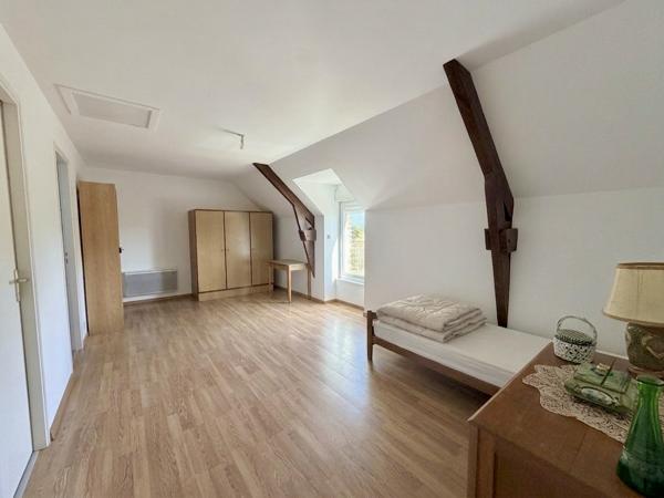 Location meublée : Vaste maison en pierre de 131 m2 avec jardin aux portes de Questembert