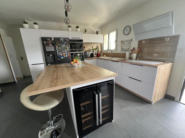 Maison individuelle de plain pied, 3 chambres, Garage et joli jardin !