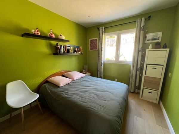 Maison individuelle de plain pied, 3 chambres, Garage et joli jardin !