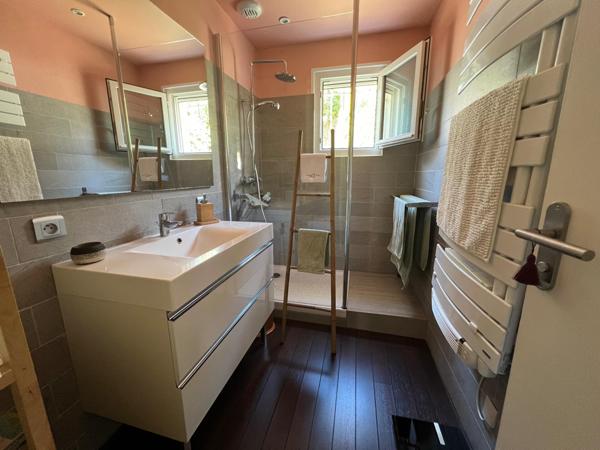 Maison individuelle de plain pied, 3 chambres, Garage et joli jardin !