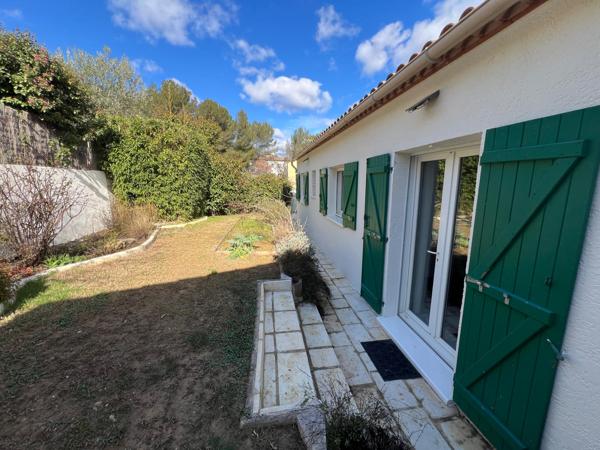 Maison individuelle de plain pied, 3 chambres, Garage et joli jardin !