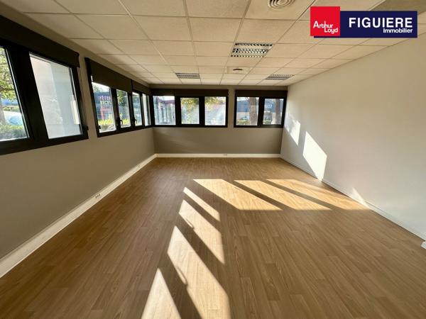 BUREAUX AU RDC EN TRÈS BON ÉTAT