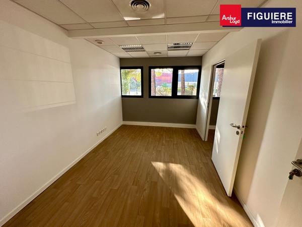BUREAUX AU RDC EN TRÈS BON ÉTAT