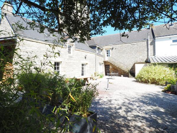 Un cadre atypique, une bâtisse en pierres récemment rénovée et équipée à neuf : Chambres d'hôtes, salle sports - fitness, espace bien être, Billard, Comptoir ancien & sa Licence IV