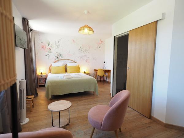 Un cadre atypique, une bâtisse en pierres récemment rénovée et équipée à neuf : Chambres d'hôtes, salle sports - fitness, espace bien être, Billard, Comptoir ancien & sa Licence IV