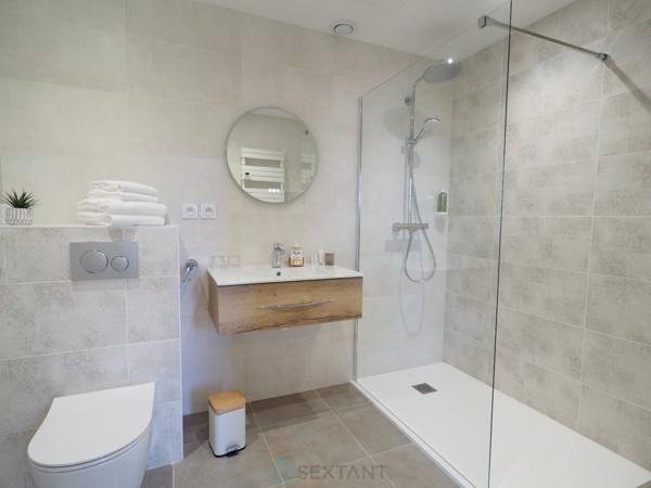 Un cadre atypique, une bâtisse en pierres récemment rénovée et équipée à neuf : Chambres d'hôtes, salle sports - fitness, espace bien être, Billard, Comptoir ancien & sa Licence IV