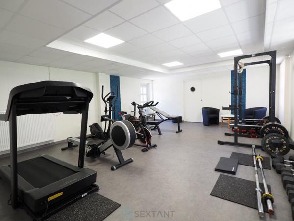 Un cadre atypique, une bâtisse en pierres récemment rénovée et équipée à neuf : Chambres d'hôtes, salle sports - fitness, espace bien être, Billard, Comptoir ancien & sa Licence IV