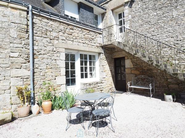 Un cadre atypique, une bâtisse en pierres récemment rénovée et équipée à neuf : Chambres d'hôtes, salle sports - fitness, espace bien être, Billard, Comptoir ancien & sa Licence IV