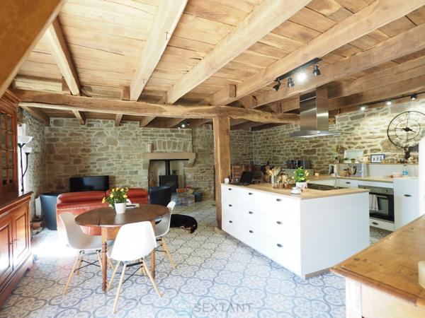 Un cadre atypique, une bâtisse en pierres récemment rénovée et équipée à neuf : Chambres d'hôtes, salle sports - fitness, espace bien être, Billard, Comptoir ancien & sa Licence IV