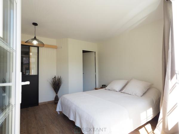 Un cadre atypique, une bâtisse en pierres récemment rénovée et équipée à neuf : Chambres d'hôtes, salle sports - fitness, espace bien être, Billard, Comptoir ancien & sa Licence IV