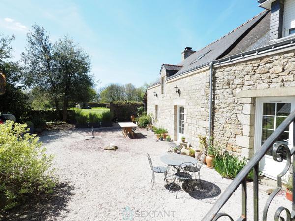 Un cadre atypique, une bâtisse en pierres récemment rénovée et équipée à neuf : Chambres d'hôtes, salle sports - fitness, espace bien être, Billard, Comptoir ancien & sa Licence IV