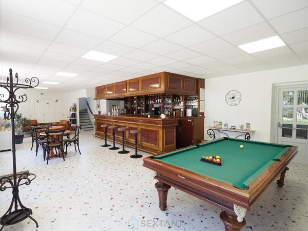 Un cadre atypique, une bâtisse en pierres récemment rénovée et équipée à neuf : Chambres d'hôtes, salle sports - fitness, espace bien être, Billard, Comptoir ancien & sa Licence IV