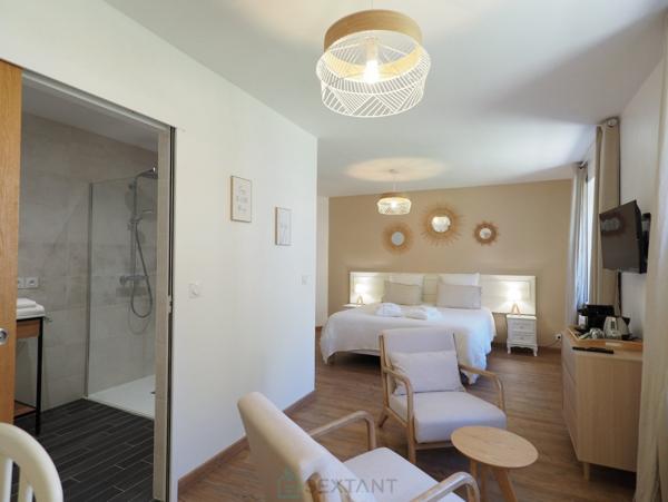 Un cadre atypique, une bâtisse en pierres récemment rénovée et équipée à neuf : Chambres d'hôtes, salle sports - fitness, espace bien être, Billard, Comptoir ancien & sa Licence IV