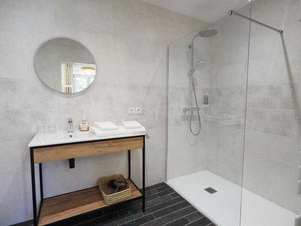 Un cadre atypique, une bâtisse en pierres récemment rénovée et équipée à neuf : Chambres d'hôtes, salle sports - fitness, espace bien être, Billard, Comptoir ancien & sa Licence IV