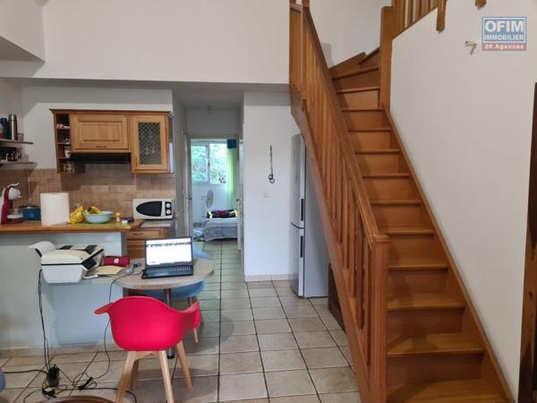 A vendre appartement F3 en duplex de 57 m² - Résidence avec piscine au Tampon 400