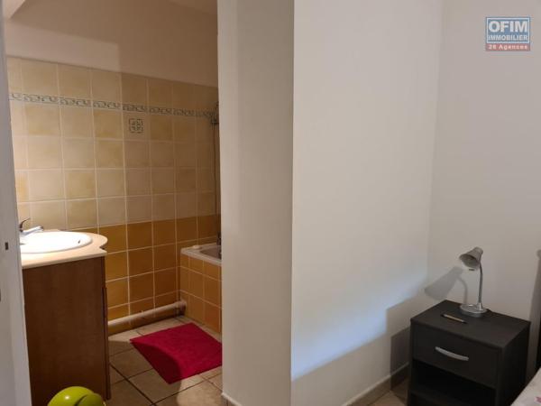 A vendre appartement F3 en duplex de 57 m² - Résidence avec piscine au Tampon 400