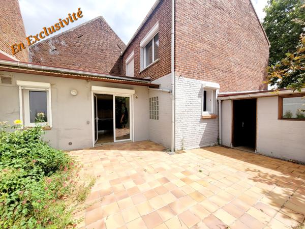 Maison semi individuelle en retrait de rue , avec terrasse et sans travaux