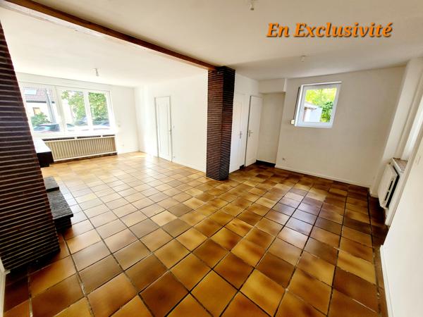 Maison semi individuelle en retrait de rue , avec terrasse et sans travaux