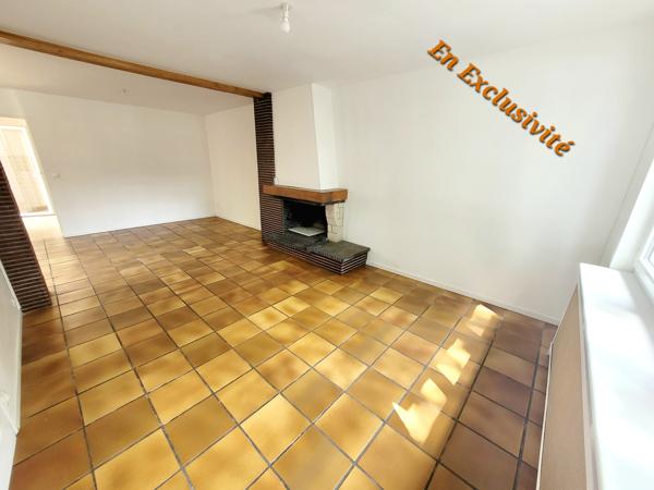 Maison semi individuelle en retrait de rue , avec terrasse et sans travaux