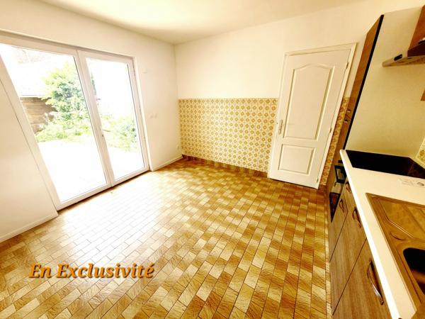 Maison semi individuelle en retrait de rue , avec terrasse et sans travaux