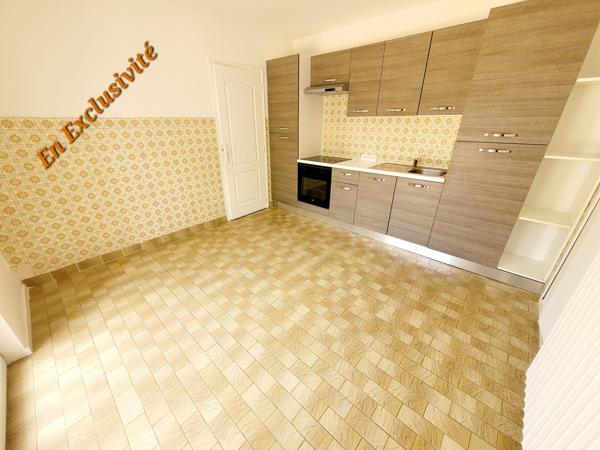Maison semi individuelle en retrait de rue , avec terrasse et sans travaux