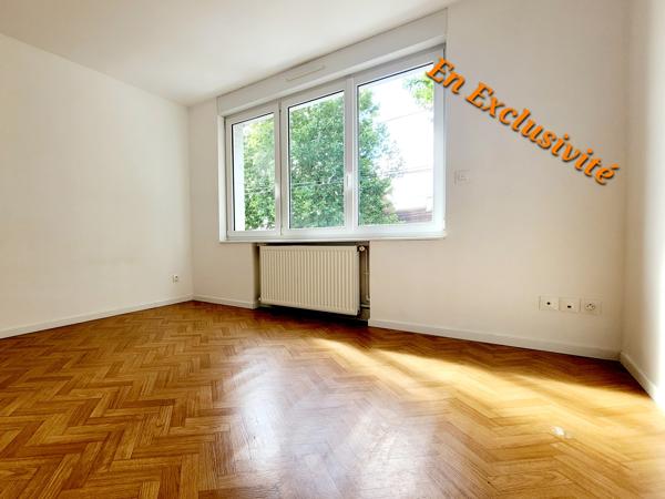 Maison semi individuelle en retrait de rue , avec terrasse et sans travaux