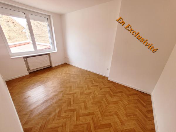 Maison semi individuelle en retrait de rue , avec terrasse et sans travaux