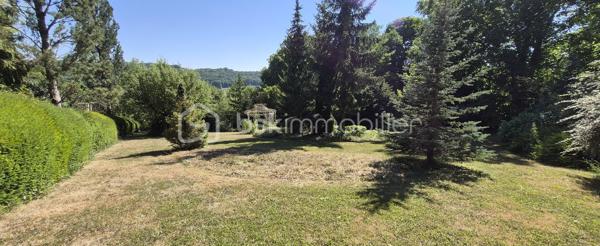 Découvrez ce superbe terrain de 1359 m² idéalement situé à Villeneuve sur Bellot , offrant tranquillité et proximité urbaine. Imaginez votre future maison dans cet environnement verdoyant, propice à un style de vie paisible. 

Ce terrain vous laisse libre de bâtir votre projet, parfaitement aménagé pour répondre à vos rêves de construction. Non mitoyen, il garantit une intimité totale. 

Terrain constructible non viabilisé

Profitez des commodités environnantes avec un accès facile aux commerces et services essentiels. N'attendez plus, cette opportunité rare est à saisir ! Pour plus d'informations, contactez Aurélie Tombette.