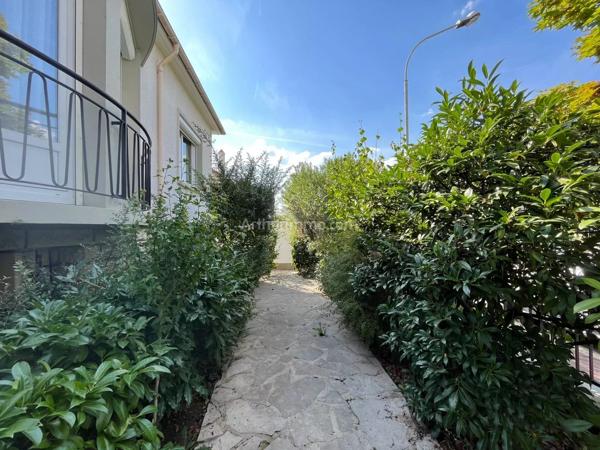 Vente                                                      Maison
                        
                     6 pièces                      130 m2                     à Joinville-le-Pont